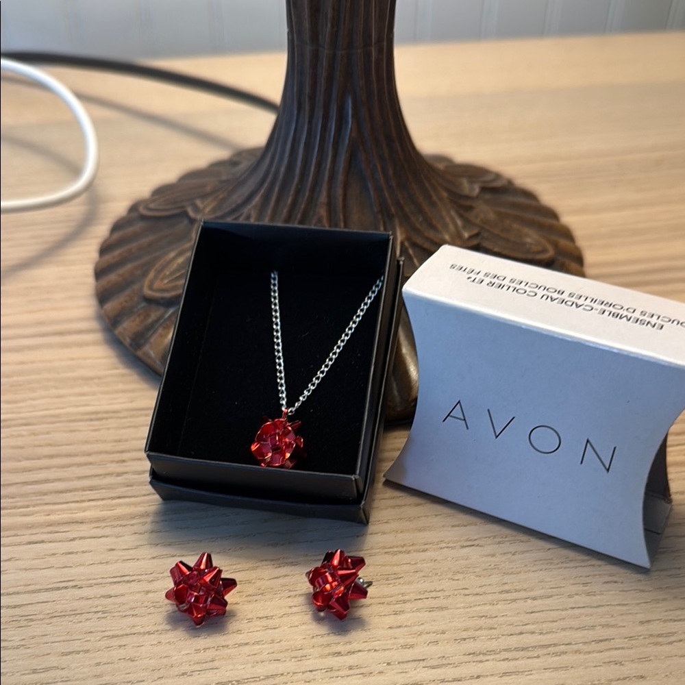 Avon Holiday Bows Necklace and Earring Set